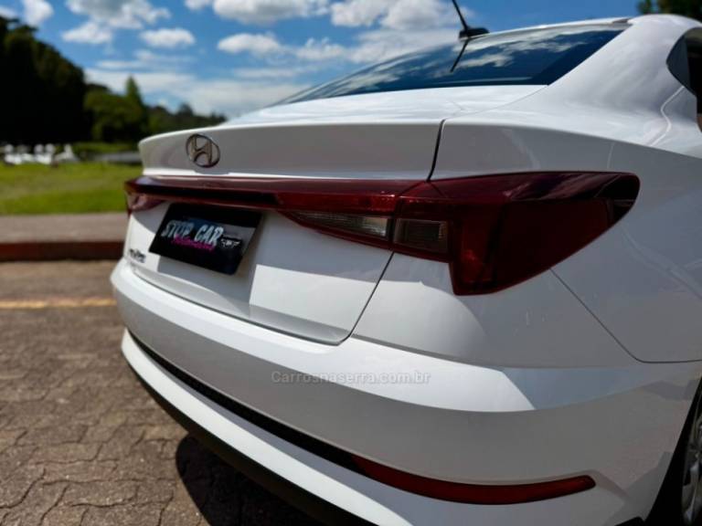 HYUNDAI - HB20S - 2023/2024 - Branca - R$ 83.900,00