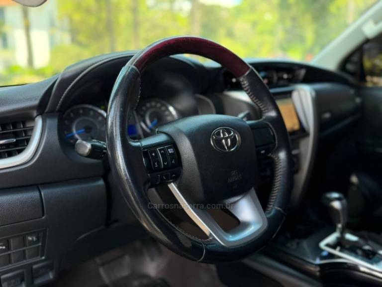 TOYOTA - HILUX SW4 - 2018/2019 - Branca - R$ 194.900,00