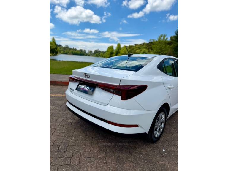 HYUNDAI - HB20S - 2023/2024 - Branca - R$ 83.900,00