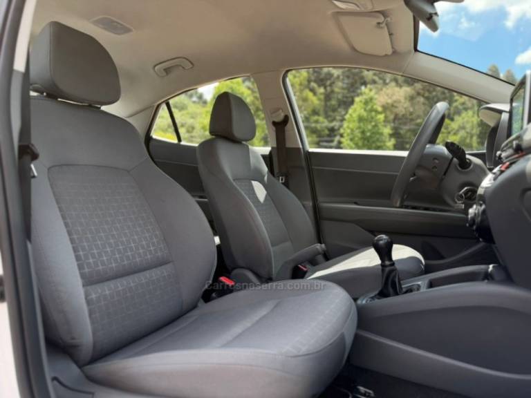 HYUNDAI - HB20S - 2023/2024 - Branca - R$ 83.900,00