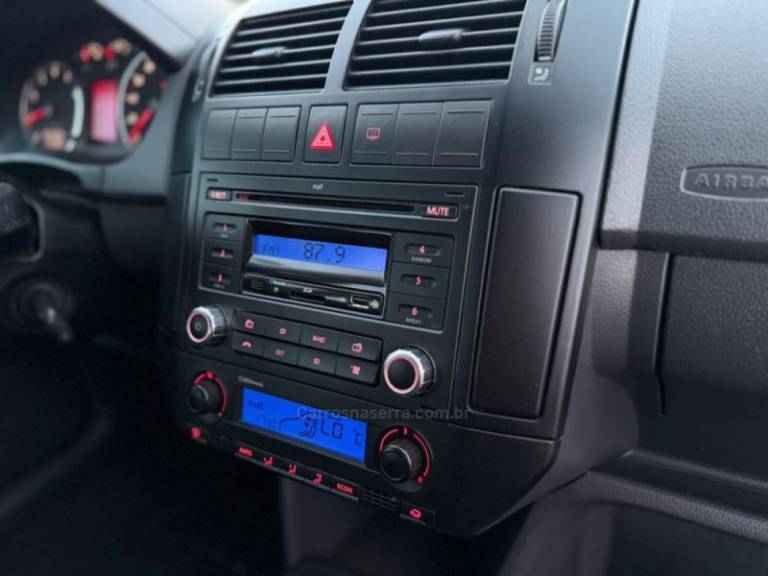 VOLKSWAGEN - POLO - 2012/2013 - Prata - Sob Consulta