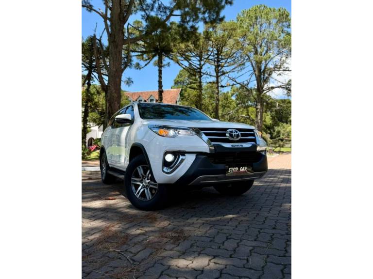 TOYOTA - HILUX SW4 - 2018/2019 - Branca - R$ 194.900,00