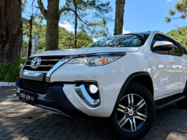 TOYOTA - HILUX SW4 - 2018/2019 - Branca - R$ 194.900,00