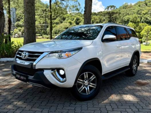 TOYOTA - HILUX SW4 - 2018/2019 - Branca - R$ 194.900,00