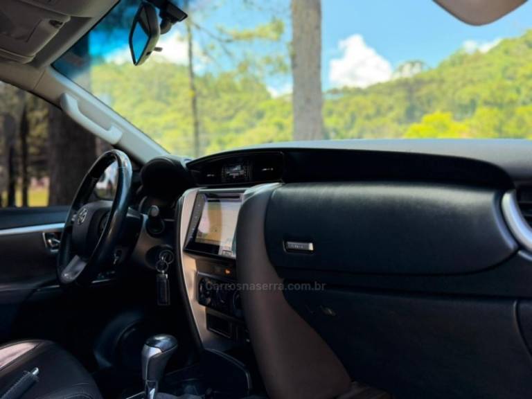 TOYOTA - HILUX SW4 - 2018/2019 - Branca - R$ 194.900,00